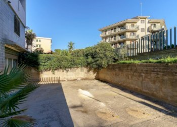 Terrazza - Magazzino Via De Caprio
 
35, Siracusa - foto 6