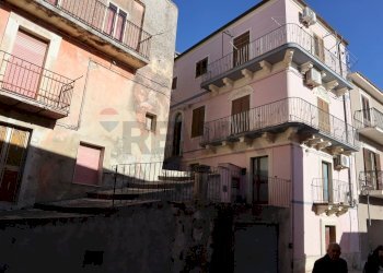 Edificio all\'aperto - Casa indipendente C.so Umberto
 
88, Monterosso Almo - foto 3