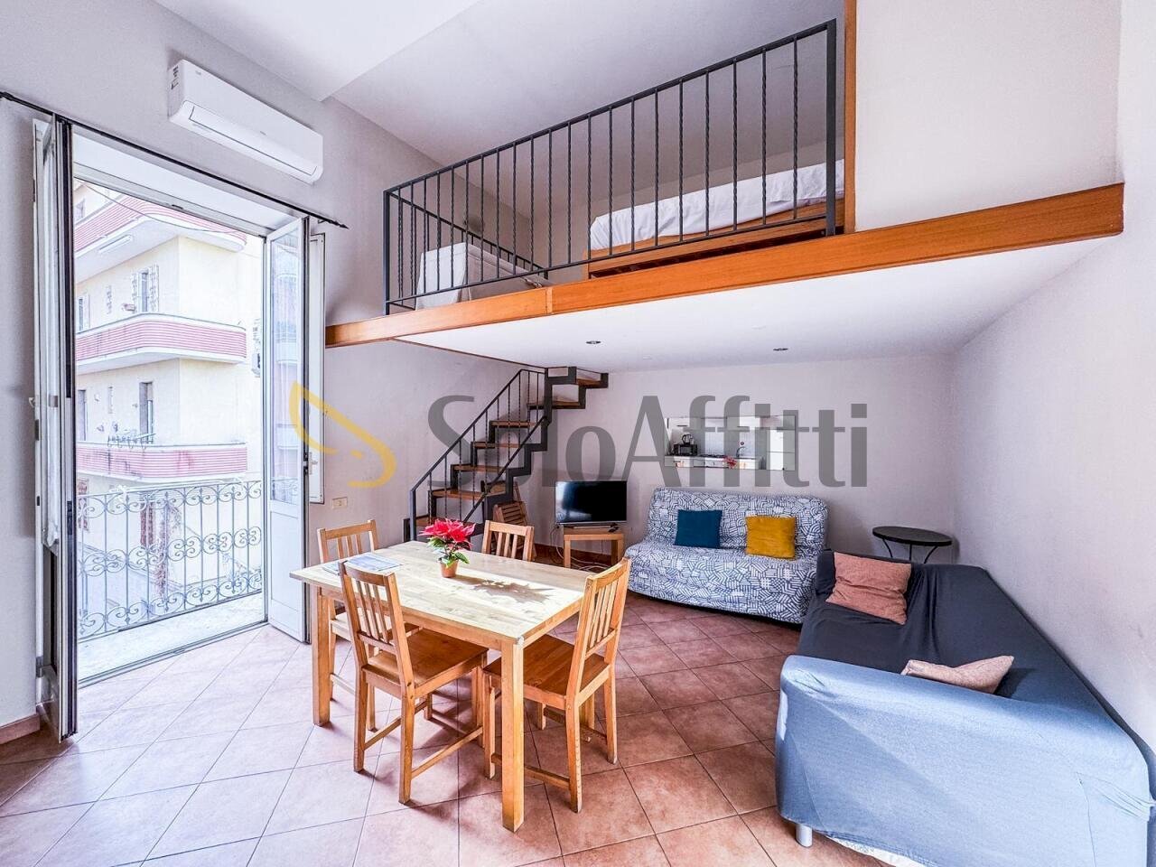 Soggiorno con soppalco - Bilocale Via Gian Lorenzo Bernini, Napoli (zona Vomero) - foto 1