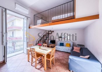 Soggiorno con soppalco - Bilocale Via Gian Lorenzo Bernini, Napoli (zona Vomero) - foto 1