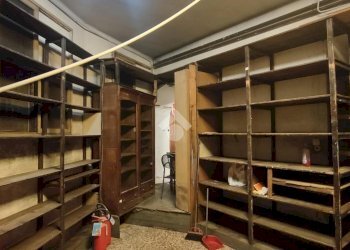 Shop via cairoli, Genova (neighborhood Centro Storico) - photo 6