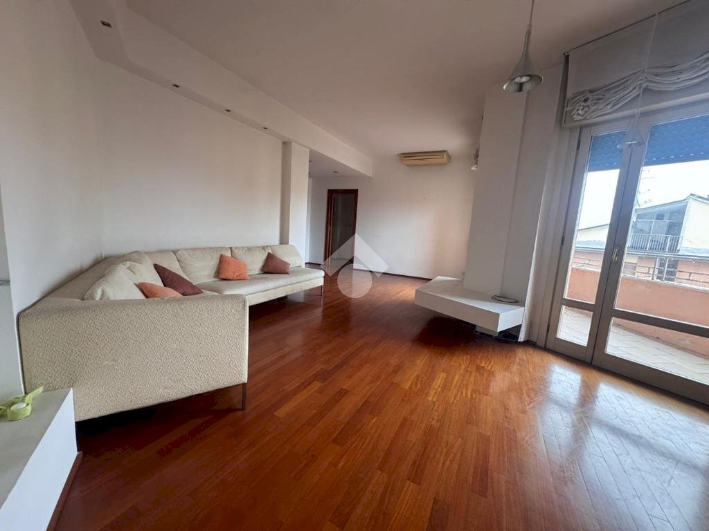 Four-room apartment Viale C. Sigonio, Modena (neighborhood Buon Pastore - Parco Amendola) - photo 2