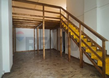 Scale - Locale Commerciale via Nuova Padre Ludovico
 
24, Casoria - foto 5