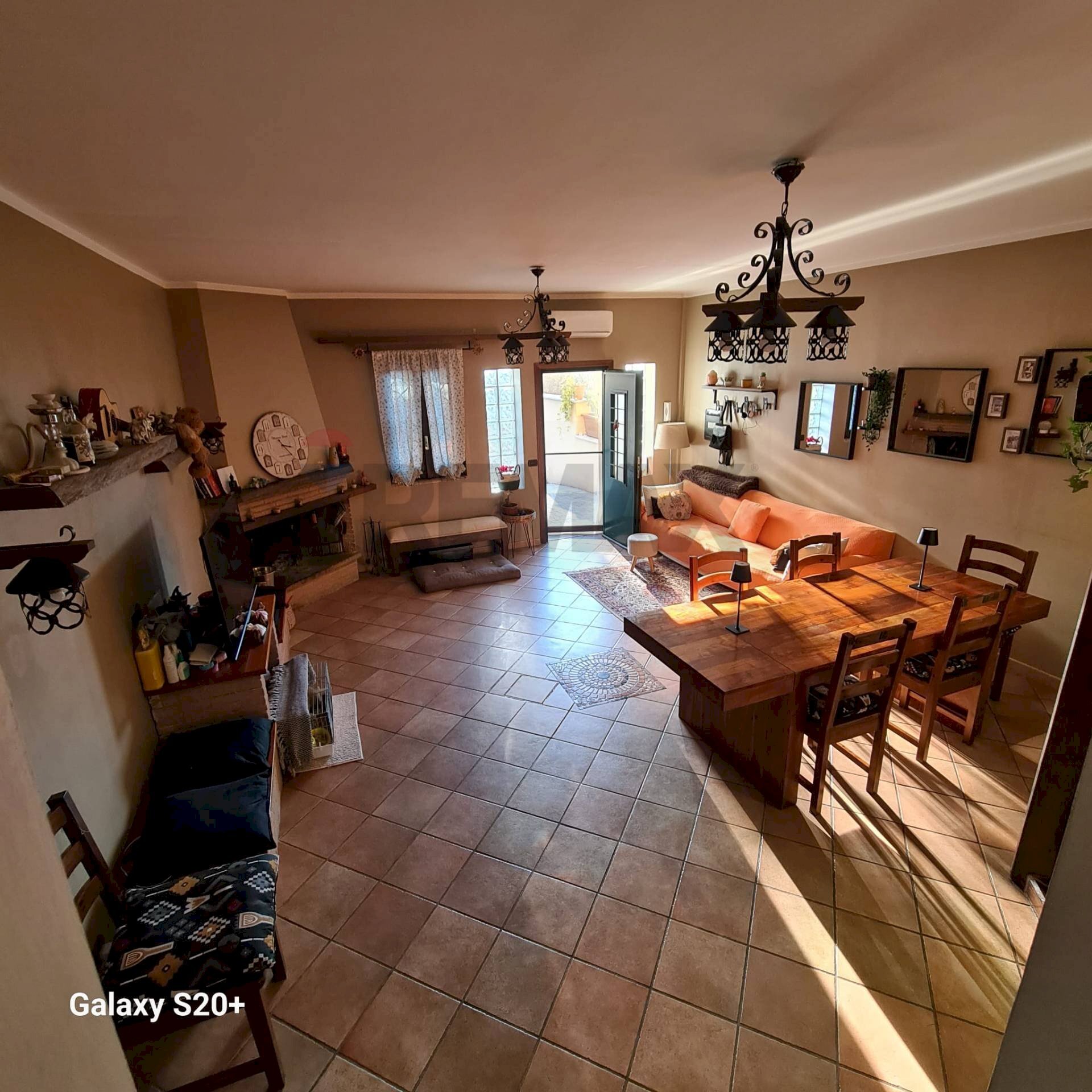 Sala da pranzo - Villa a Schiera VIA Plutarco
 
62/b, Guidonia Montecelio - foto 2