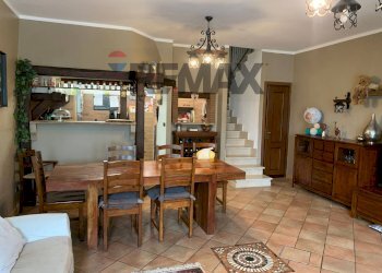 Sala da pranzo - Villa a Schiera VIA Plutarco
 
62/b, Guidonia Montecelio - foto 1