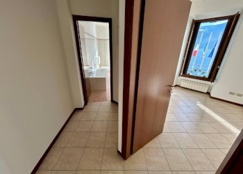 Hall / corridoio - Three-room apartment Lovere - photo 18