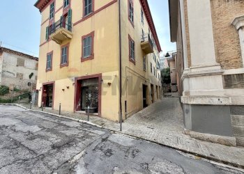 Edificio all\'aperto - Negozio Via Monina
 
1/A, Ancona - foto 5
