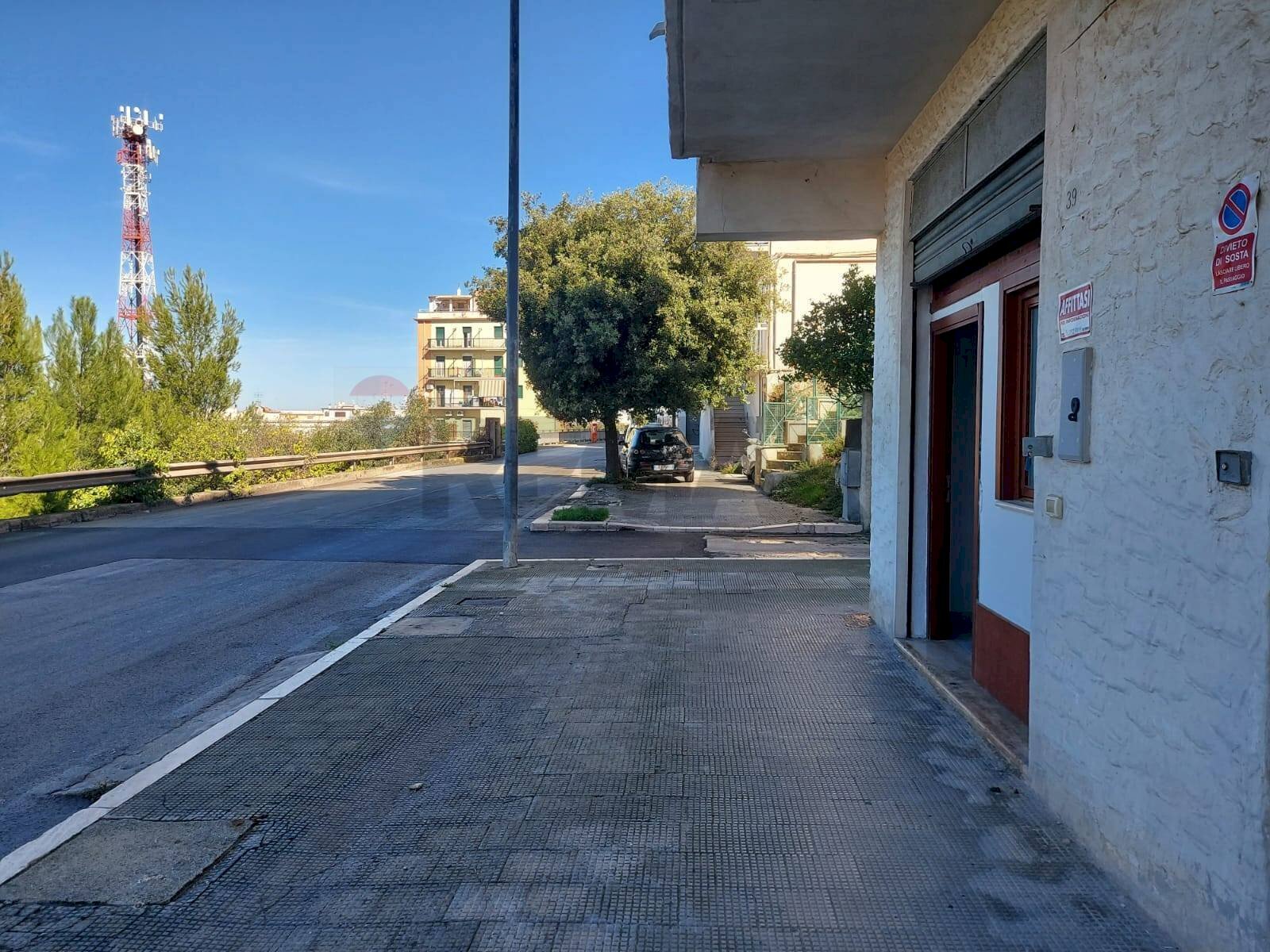 Edificio all\'aperto - Locale Commerciale Via Dante Alighieri
 
39, Vieste - foto 2