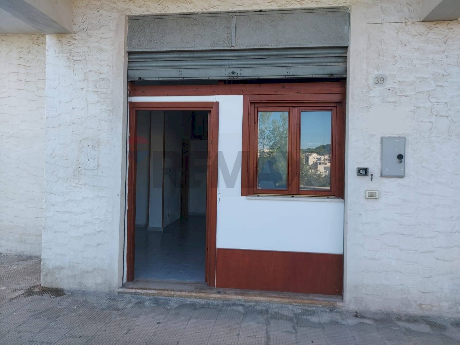 Edificio all\'aperto - Locale Commerciale Via Dante Alighieri
 
39, Vieste - foto 3