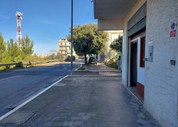 Edificio all\'aperto - Locale Commerciale Via Dante Alighieri
 
39, Vieste - foto 2