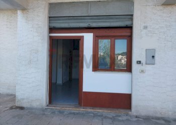 Edificio all\'aperto - Locale Commerciale Via Dante Alighieri
 
39, Vieste - foto 3