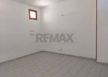 Stanza vuota - Locale Commerciale Via Dante Alighieri
 
39, Vieste - foto 7