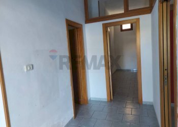 Hall / corridoio - Locale Commerciale Via Dante Alighieri
 
39, Vieste - foto 11