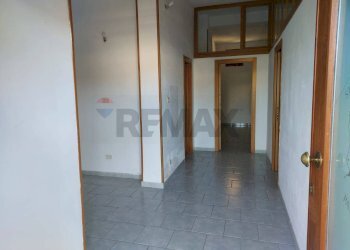 Hall / corridoio - Locale Commerciale Via Dante Alighieri
 
39, Vieste - foto 15