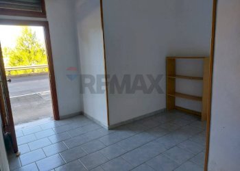 Stanza vuota - Locale Commerciale Via Dante Alighieri
 
39, Vieste - foto 16