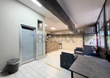 Ricezione / Lobby - Commercial Premises Via Valmontone
 
16, Roma - photo 3