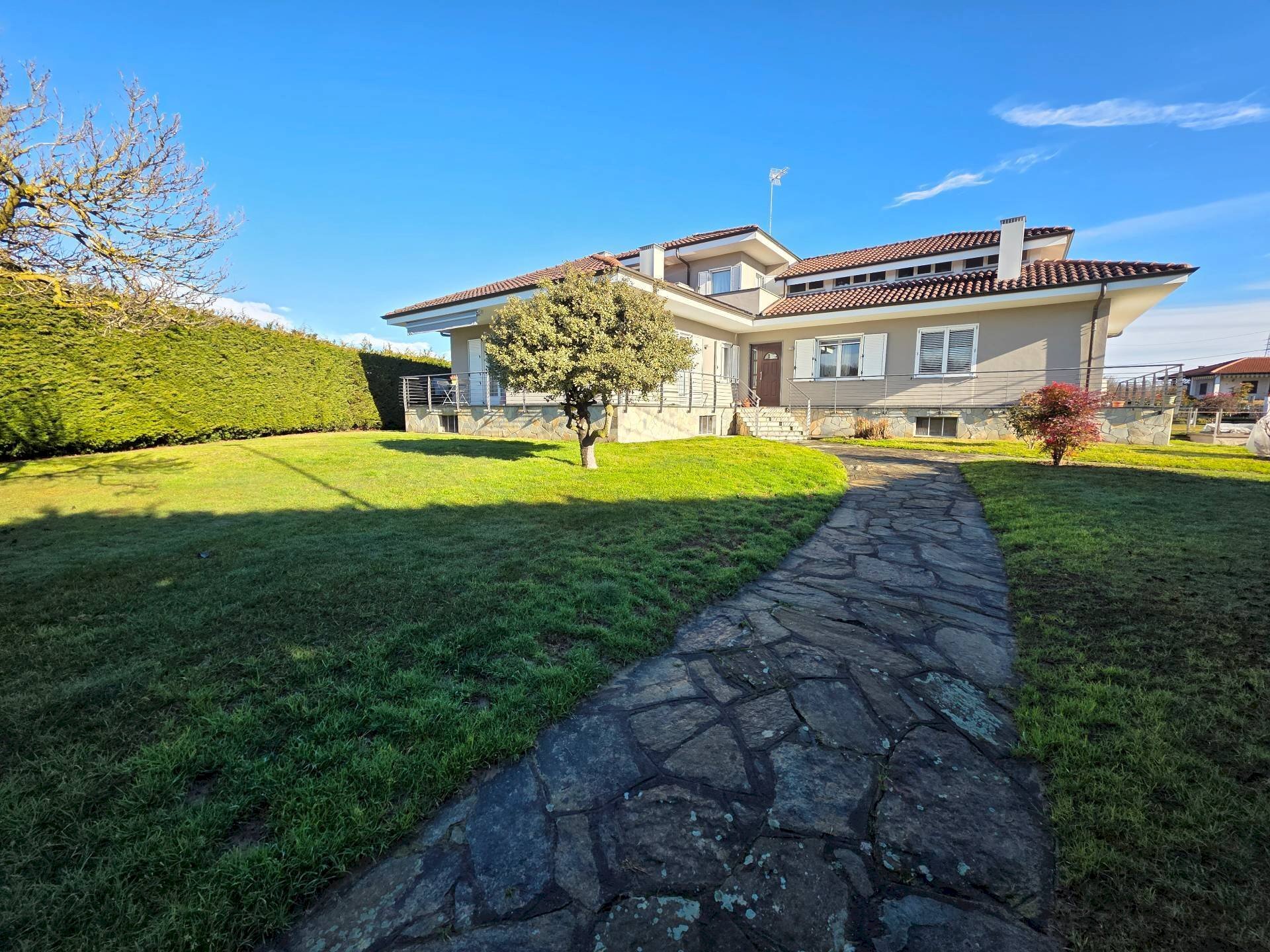 Foto 2 - Villa Via Boschetti
 
15, Front - foto 2