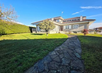 Foto 2 - Villa Via Boschetti
 
15, Front - photo 2