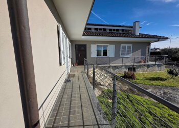 Foto 32 - Villa Via Boschetti
 
15, Front - photo 32