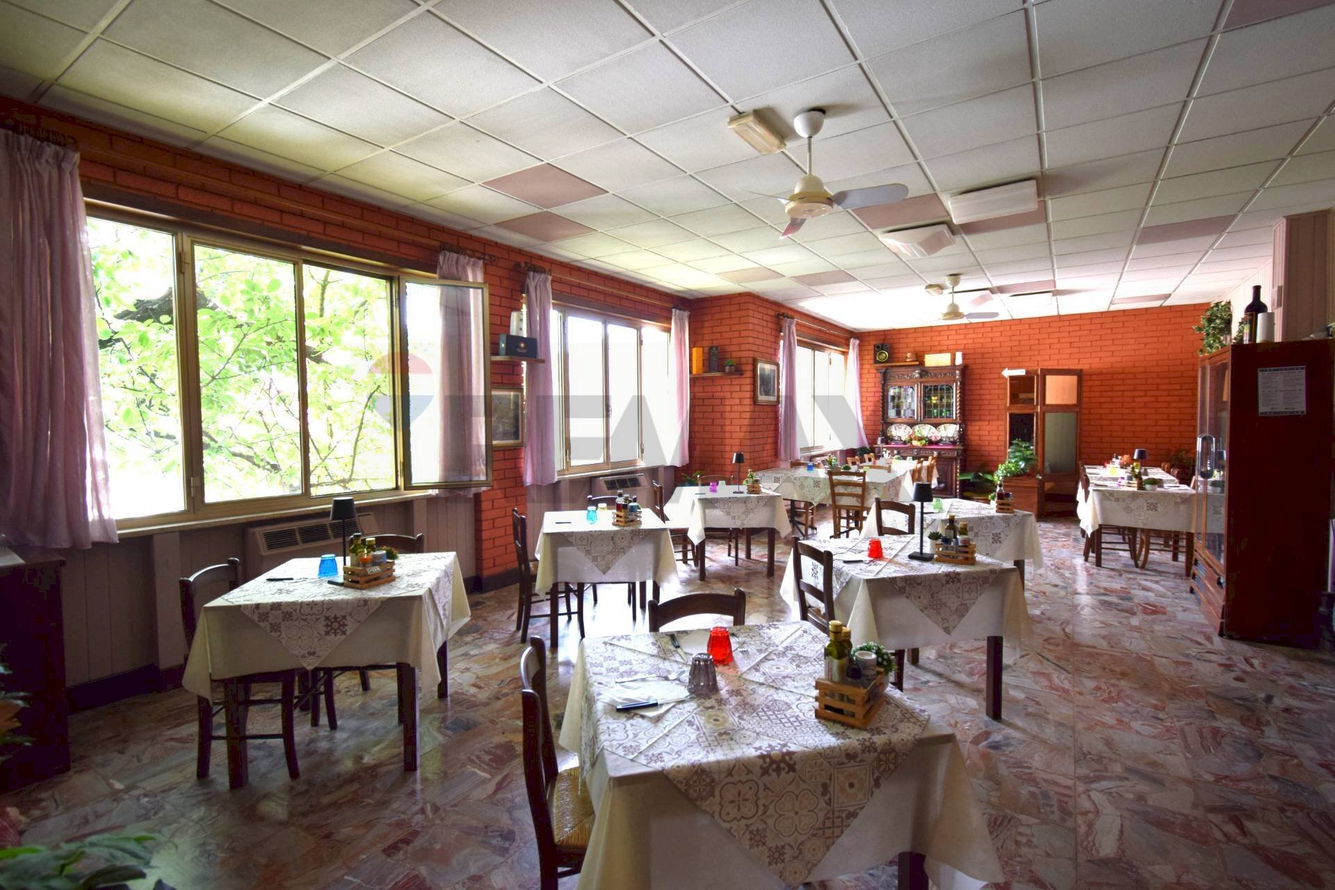 Sala da pranzo - Commercial Premises Viale Martiri della Libertà
63, Borgo Val di Taro - photo 2