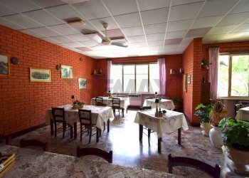 Sala da pranzo - Locale Commerciale Viale Martiri della Libertà
 
63, Borgo Val di Taro - foto 6