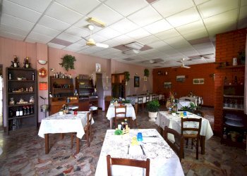 Sala da pranzo - Locale Commerciale Viale Martiri della Libertà
 
63, Borgo Val di Taro - foto 7