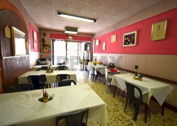 Sala da pranzo - Locale Commerciale Viale Martiri della Libertà
 
63, Borgo Val di Taro - foto 14