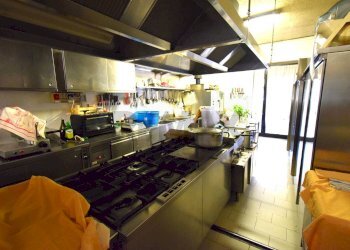 Cucina - Locale Commerciale Viale Martiri della Libertà
 
63, Borgo Val di Taro - foto 33