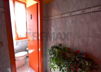 Bagno - Locale Commerciale Viale Martiri della Libertà
 
63, Borgo Val di Taro - foto 34