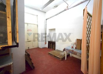 Hall / corridoio - Locale Commerciale Viale Martiri della Libertà
 
63, Borgo Val di Taro - foto 44