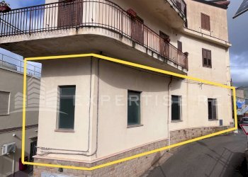 Foto 1 - Commercial Premises Via Giacomo Matteotti
 
8, Montemaggiore Belsito - photo 1