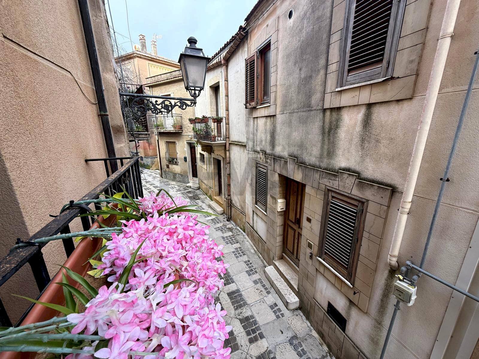 Edificio all\'aperto - Four-room apartment Via Francesco Crispi
 
166, Salemi - photo 1