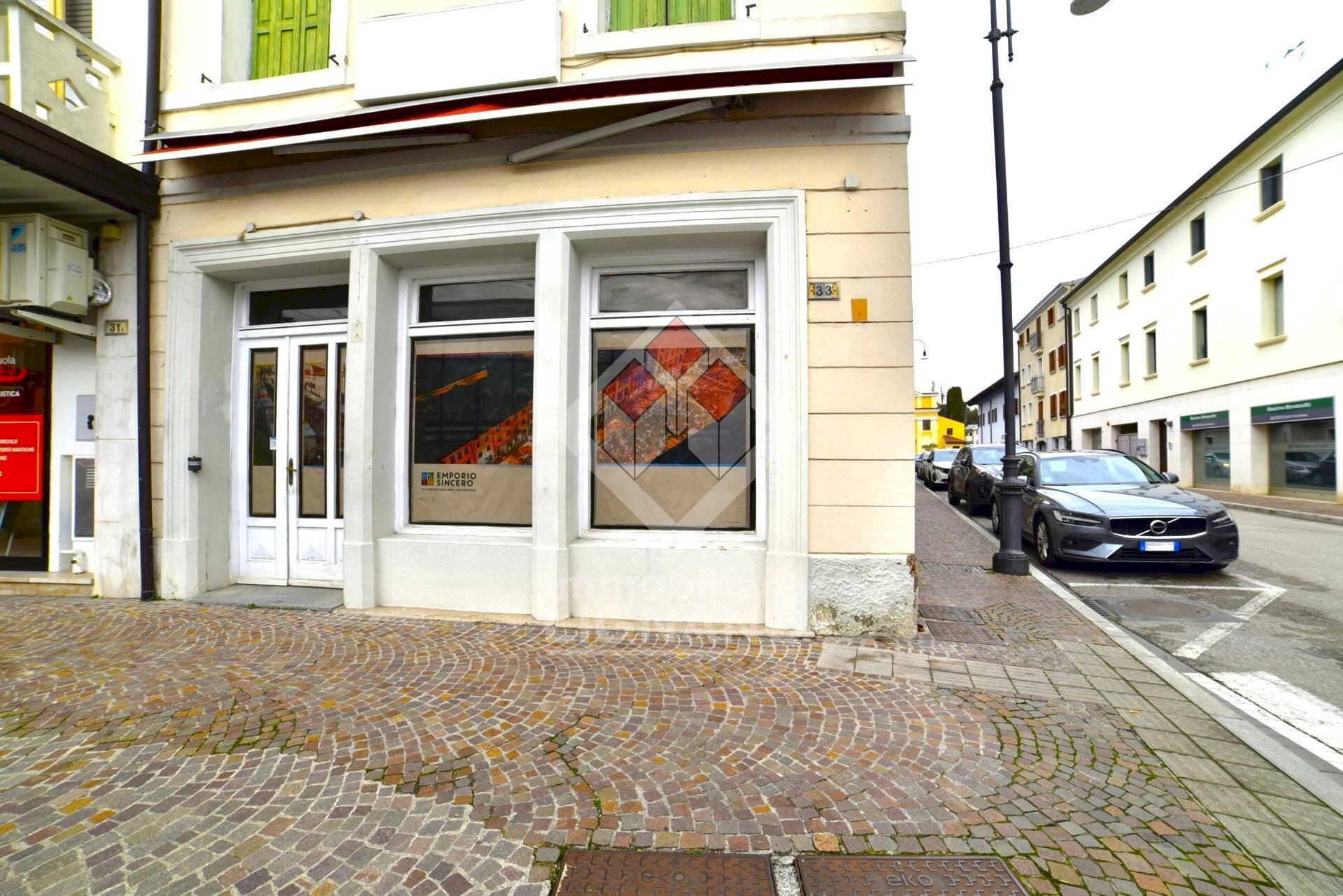 Foto 2 - Negozio Via Vittorio Veneto
 
33, Latisana - foto 2