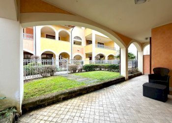 Portico e giardino - Trilocale Lungolago Giuseppe Zanardelli
 
36, Toscolano-Maderno - foto 2