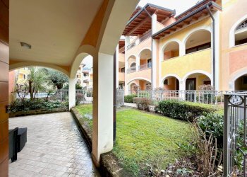 Portico e giardino - Trilocale Lungolago Giuseppe Zanardelli
 
36, Toscolano-Maderno - foto 4