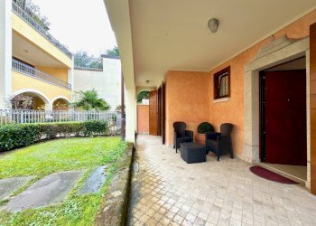 Portico e giardino - Trilocale Lungolago Giuseppe Zanardelli
 
36, Toscolano-Maderno - foto 6