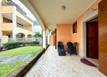 Portico e giardino - Trilocale Lungolago Giuseppe Zanardelli
 
36, Toscolano-Maderno - foto 9