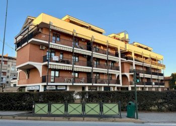 Facciata - Quadrilocale via Ferruccio Valobra, 204, Carmagnola - foto 1