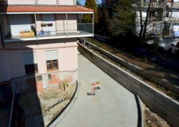 rampa di discesa ai box - Box strada TORINO, 67, Pino Torinese - foto 4