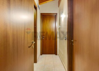 Disimpegno piano superiore - Trilocale Via dei Mille
 
14, Vimercate - foto 24