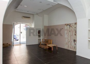 Stanza vuota - Negozio Via Vittorio Emanuele III
 
236, Paterno - foto 1