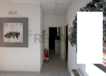Hall / corridoio - Ufficio via delle Betulle
 
1, Montemarciano - foto 11