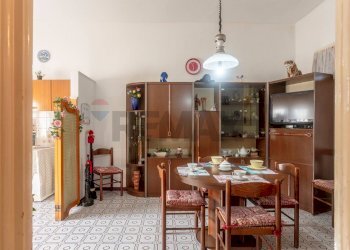 Sala da pranzo - Quadrilocale VIA FRA BARTOLOMEO
 
147, Prato - foto 3