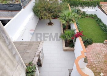 Cortile modificato con IA - Casa indipendente Via Palermo
 
604, Catania - foto 1