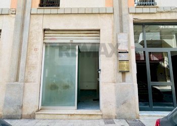 Edificio all\'aperto - Attività Commerciale via vespri
 
12, Trapani - foto 1