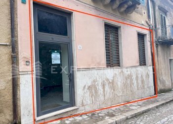 Foto 1 - Commercial Premises Via Armando Diaz
 
5, Palazzo Adriano - photo 1