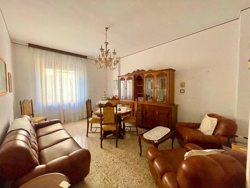 Salone - Trilocale via Caduti della Libertà, Tortona - foto 1