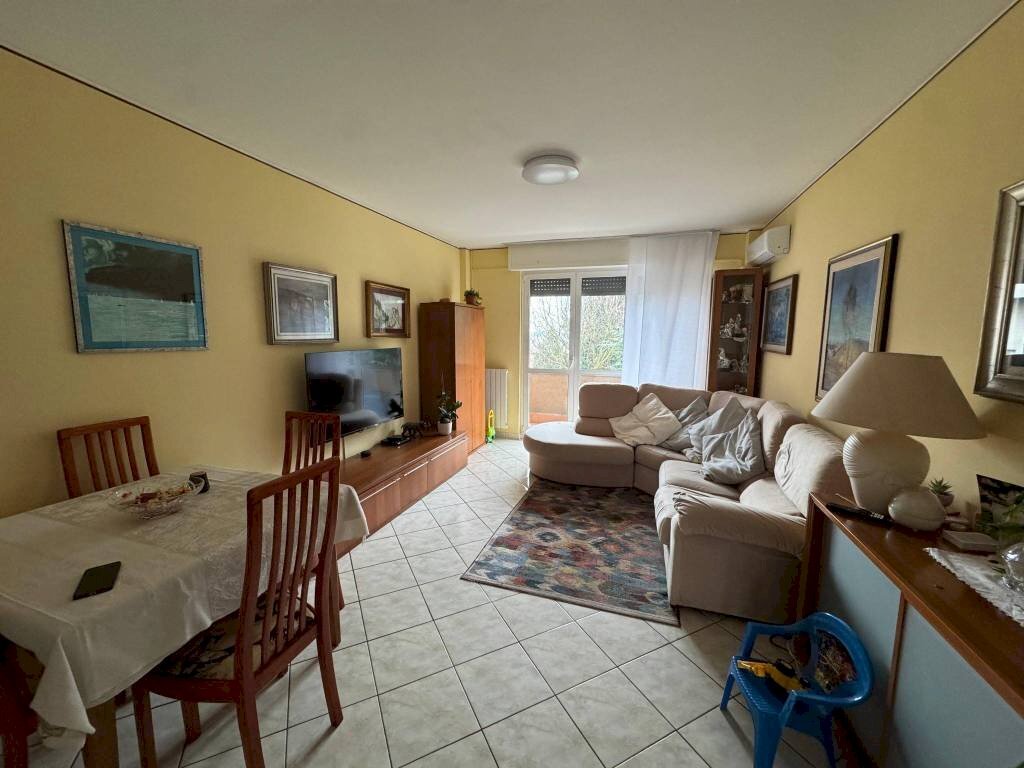 Salone - Quadrilocale via dei Salici, 17, Gallarate - foto 1