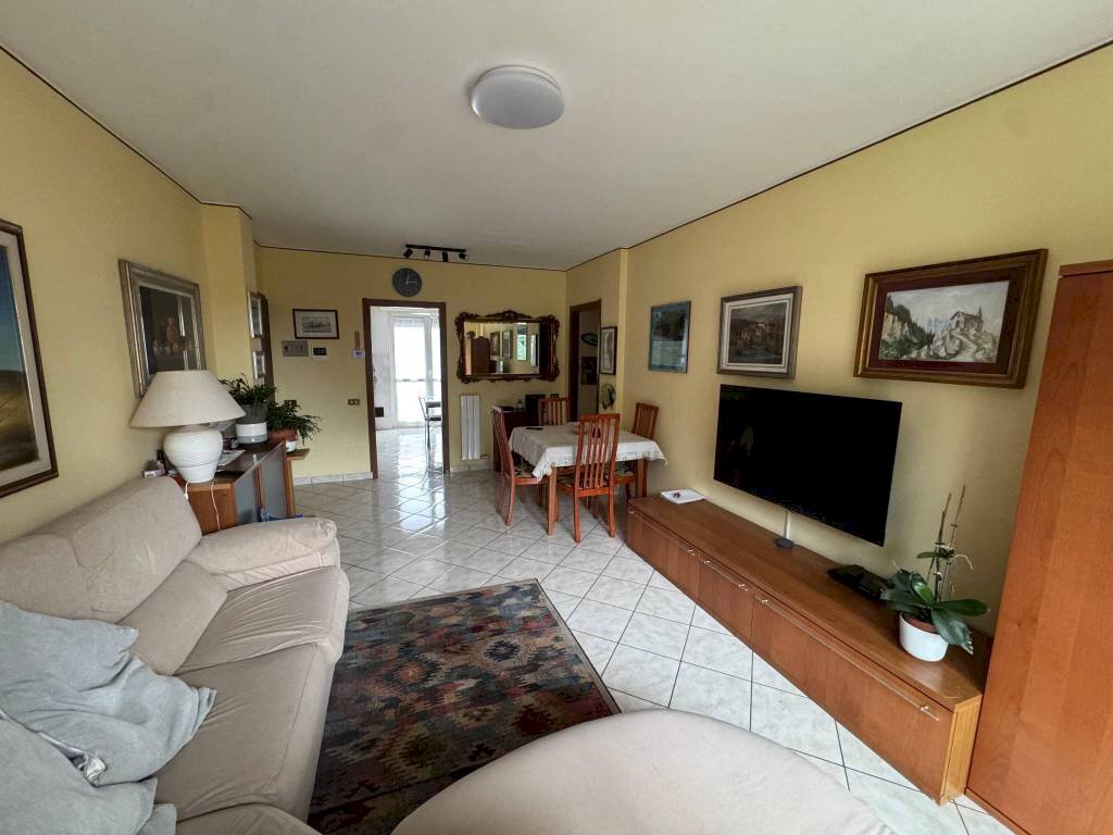 Salone - Quadrilocale via dei Salici, 17, Gallarate - foto 2