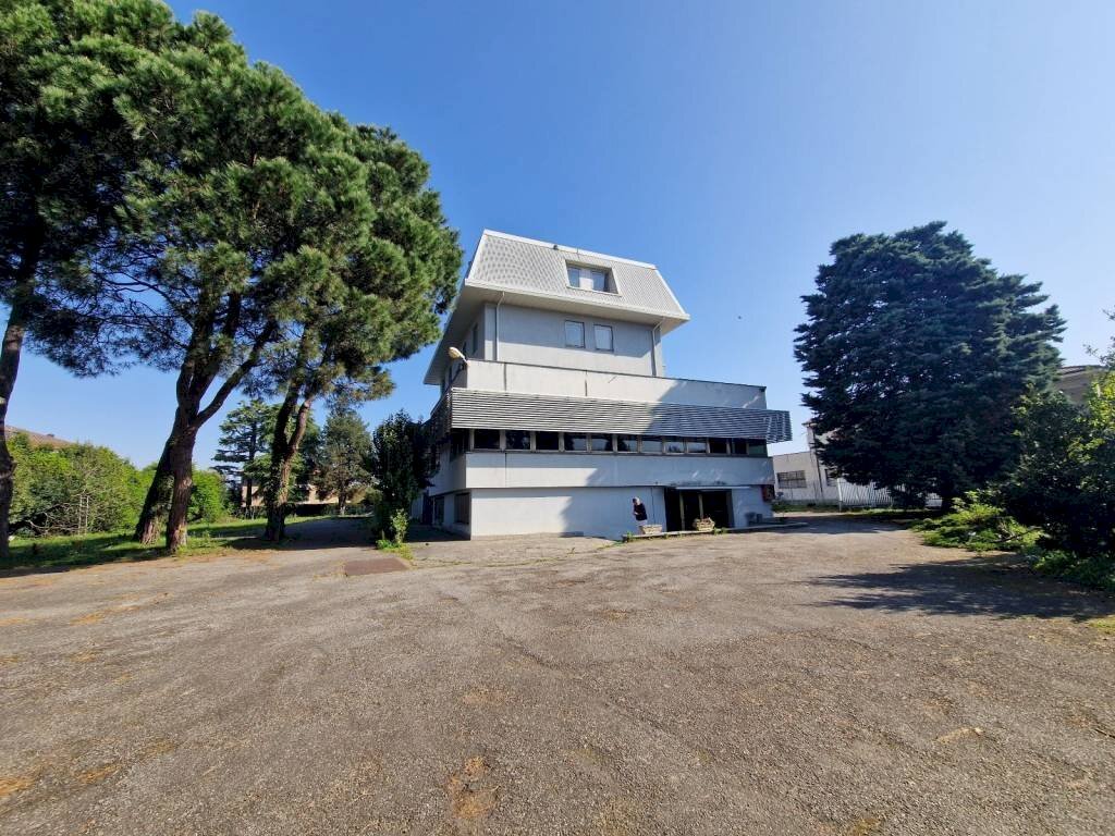 Facciata - Capannone viale Cinque Giornate, Caronno Pertusella - foto 1